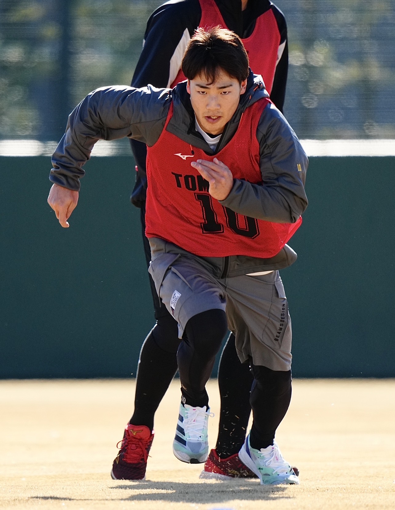 新人合同自主トレでダッシュするロッテのドラフト2位、友杉