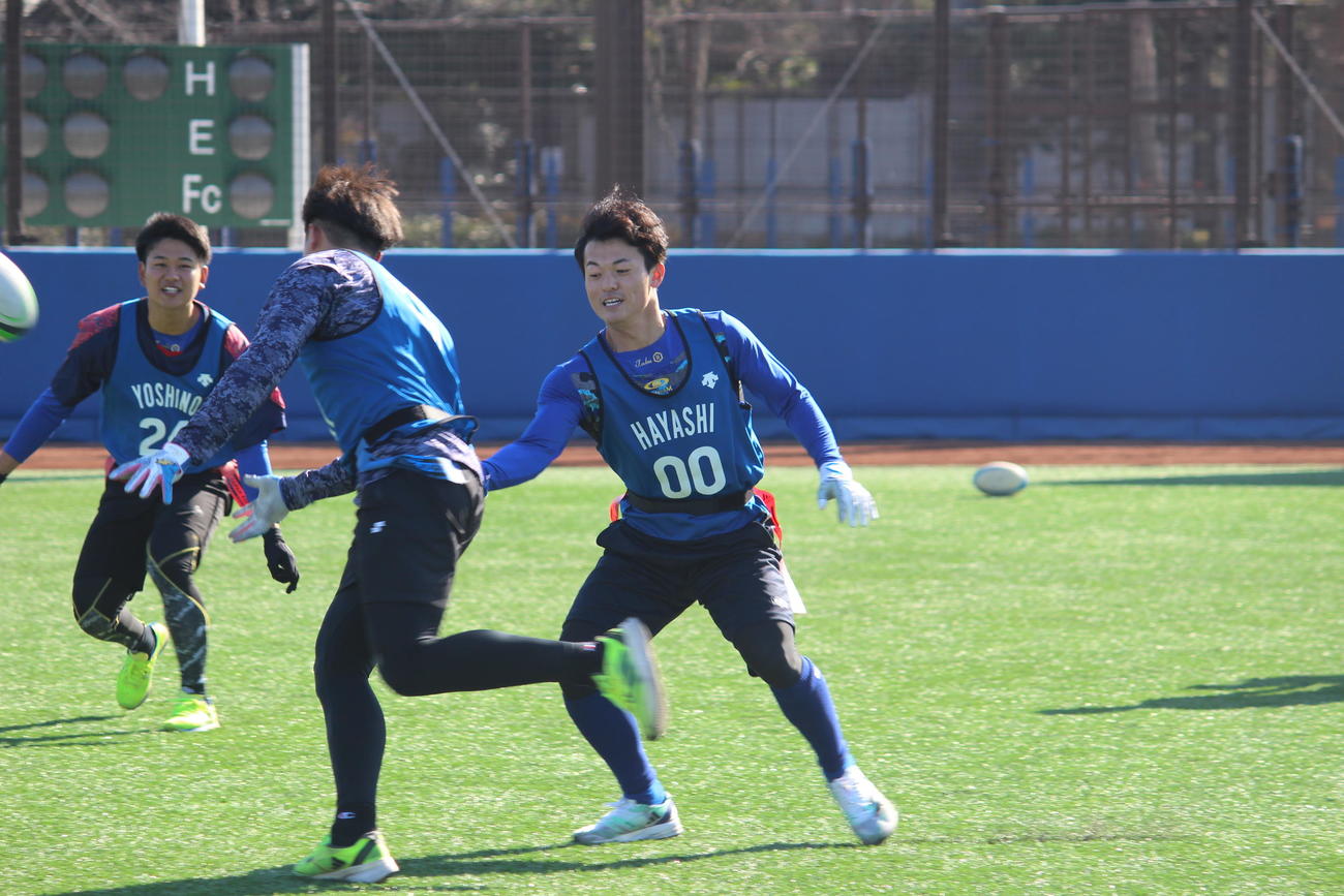 タグラグビーでタグを奪おうとするDeNAドラフト3位の林（右）（撮影・久保賢吾）