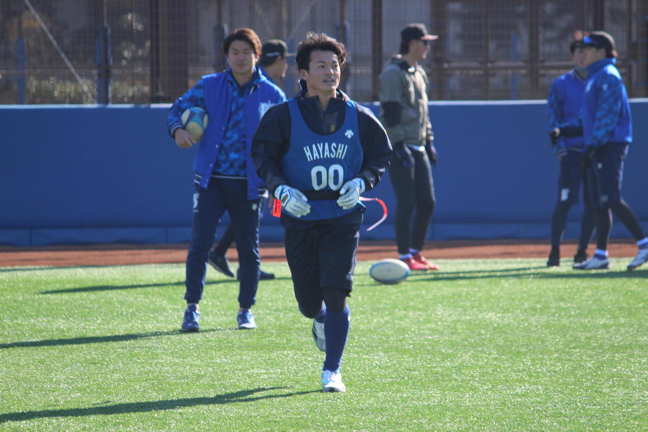 タグラグビー中、ダッシュするDeNAドラフト3位の林（撮影・久保賢吾）