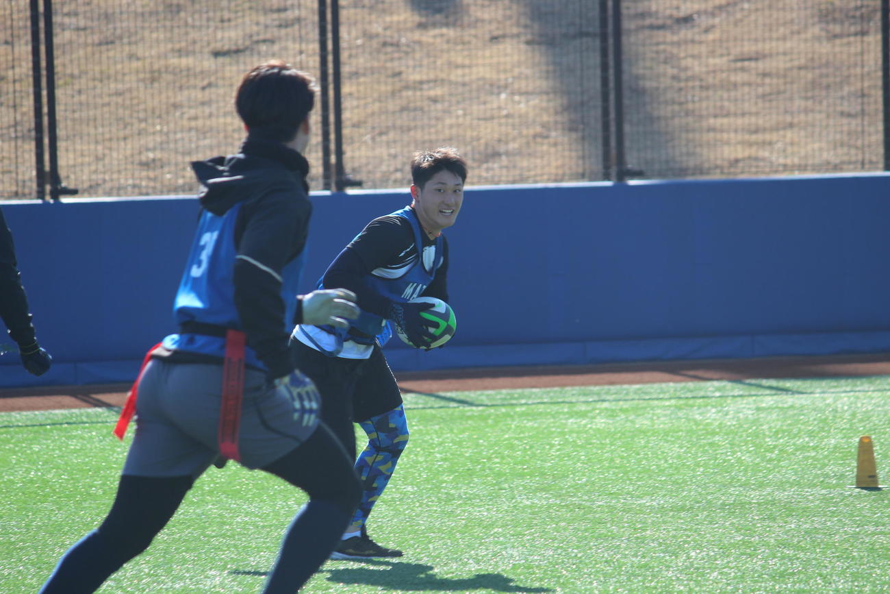 タグラグビーでボールを持ちながら走るDeNAドラフト1位の松尾（撮影・久保賢吾）