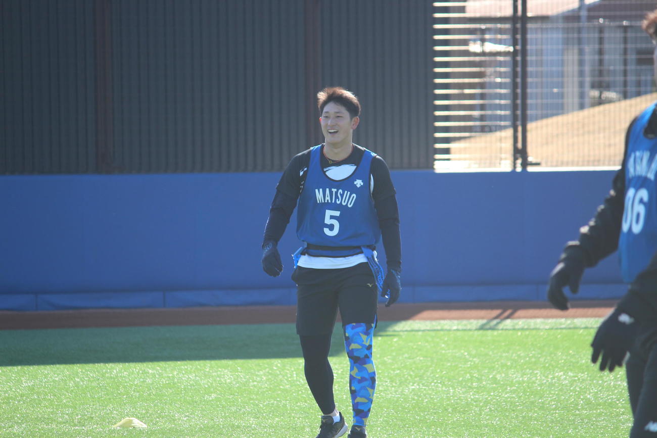 タグラグビーで仲間のトライに笑顔のDeNAドラフト1位の松尾（撮影・久保賢吾）