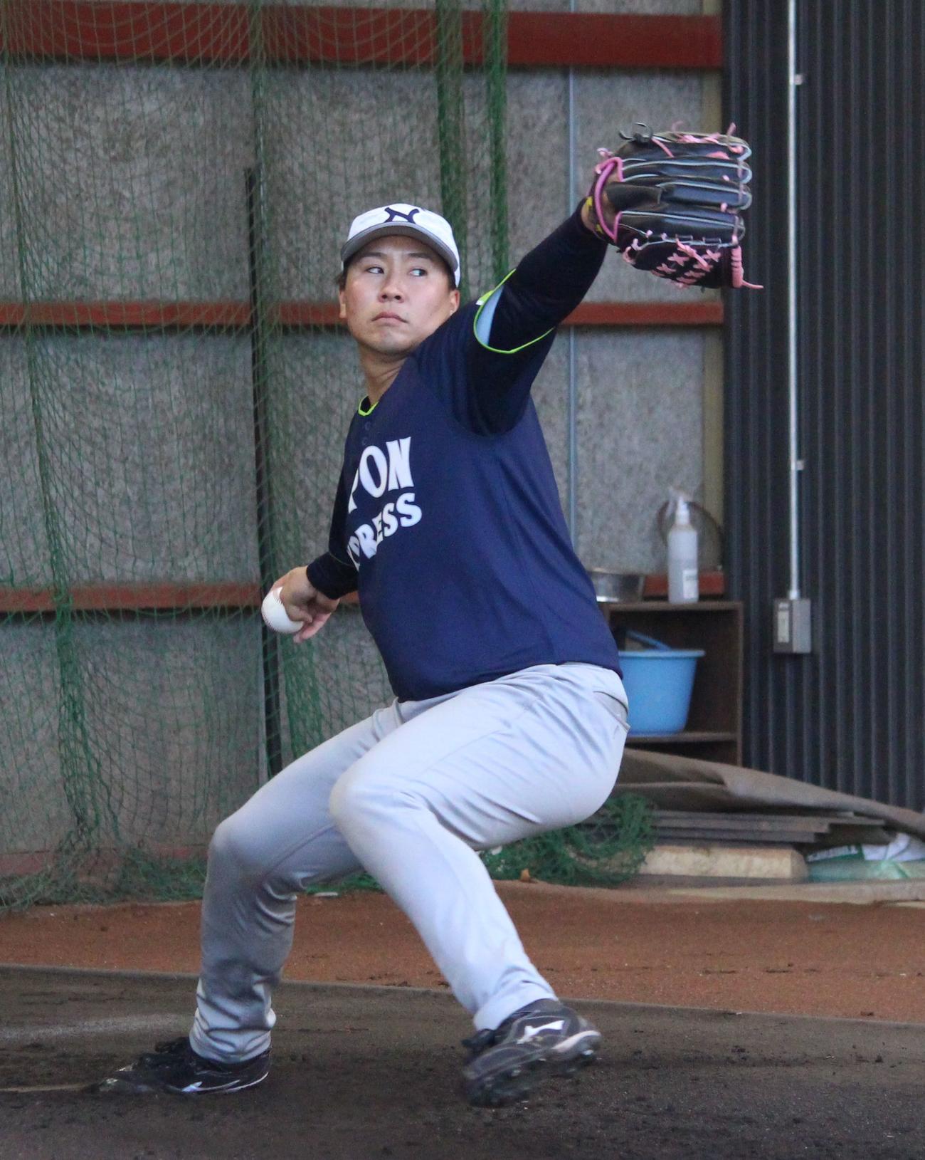ブルペンで投球練習をする日本通運・古田島（撮影・保坂恭子）