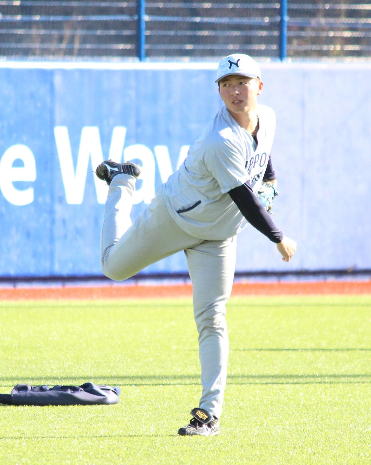 キャッチボールをする日本通運・川船（撮影・保坂恭子）