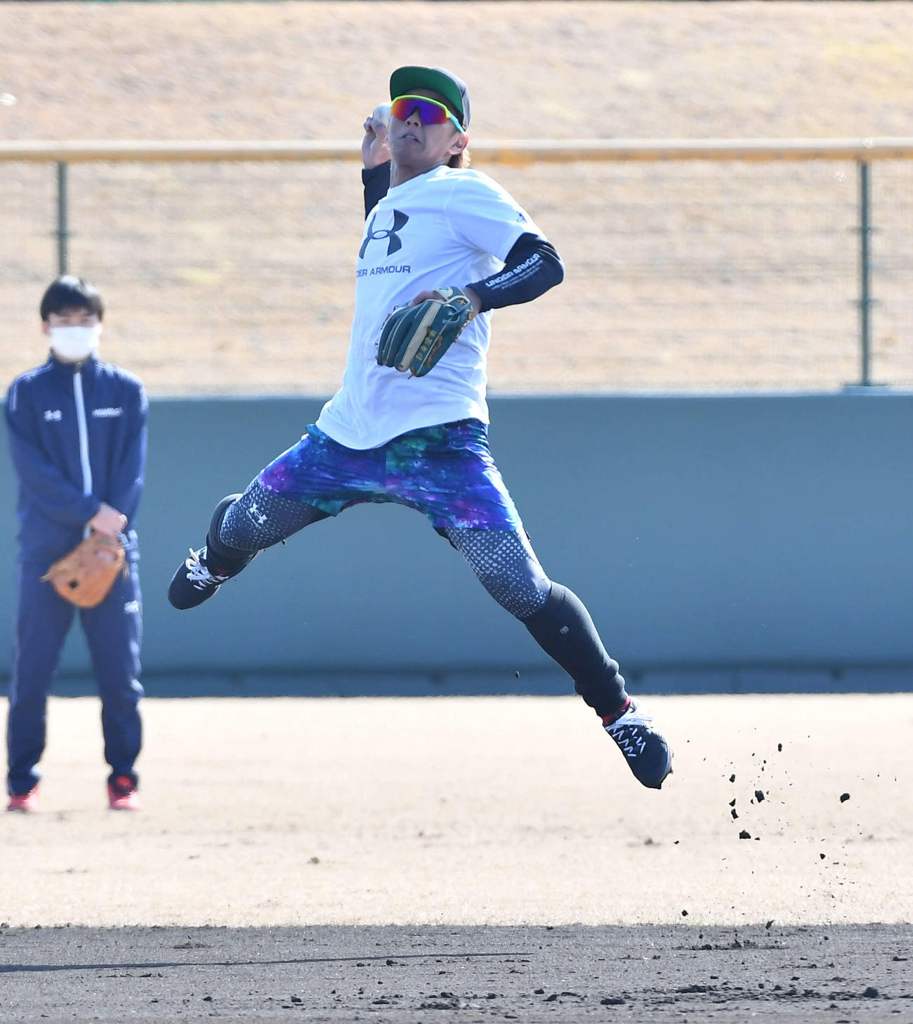 ノックでジャンプしながら一塁へ投げるソフトバンク今宮（撮影・岩下翔太）