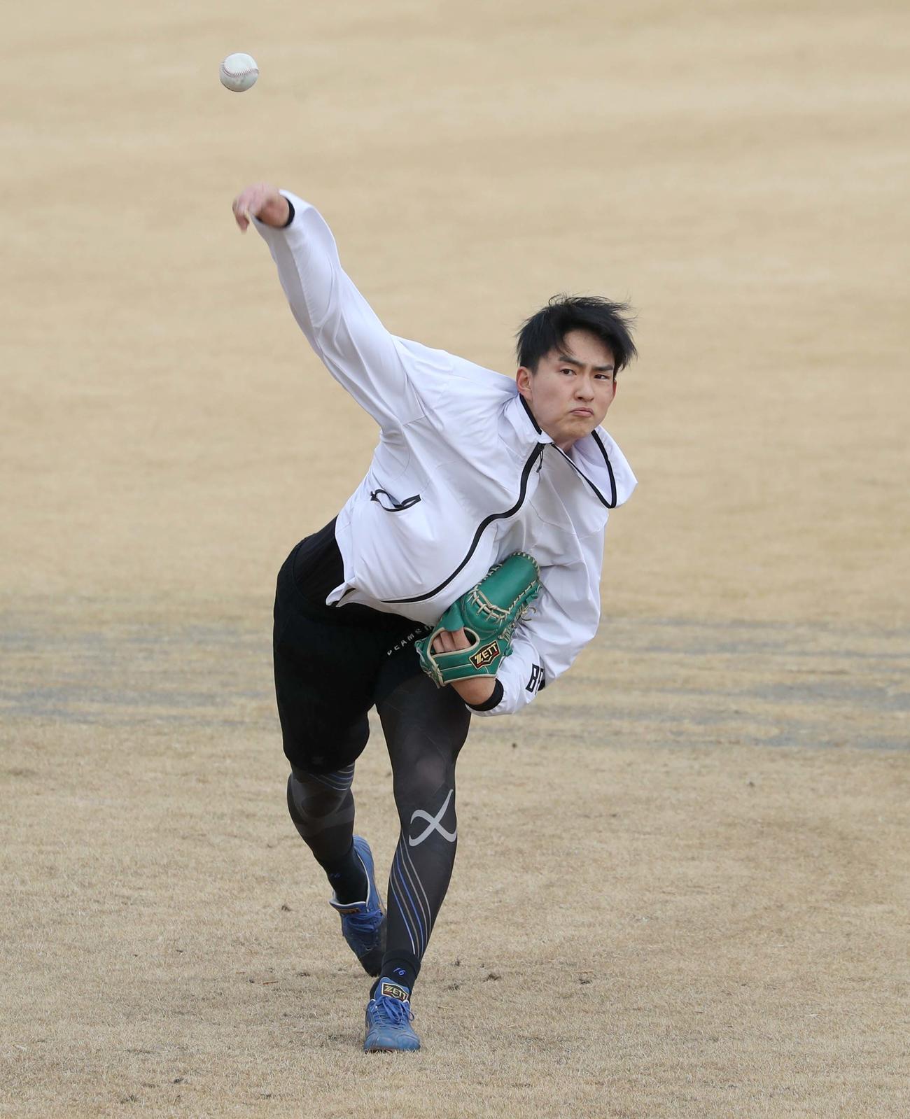 キャッチボールする日本ハム達（撮影・黒川智章）