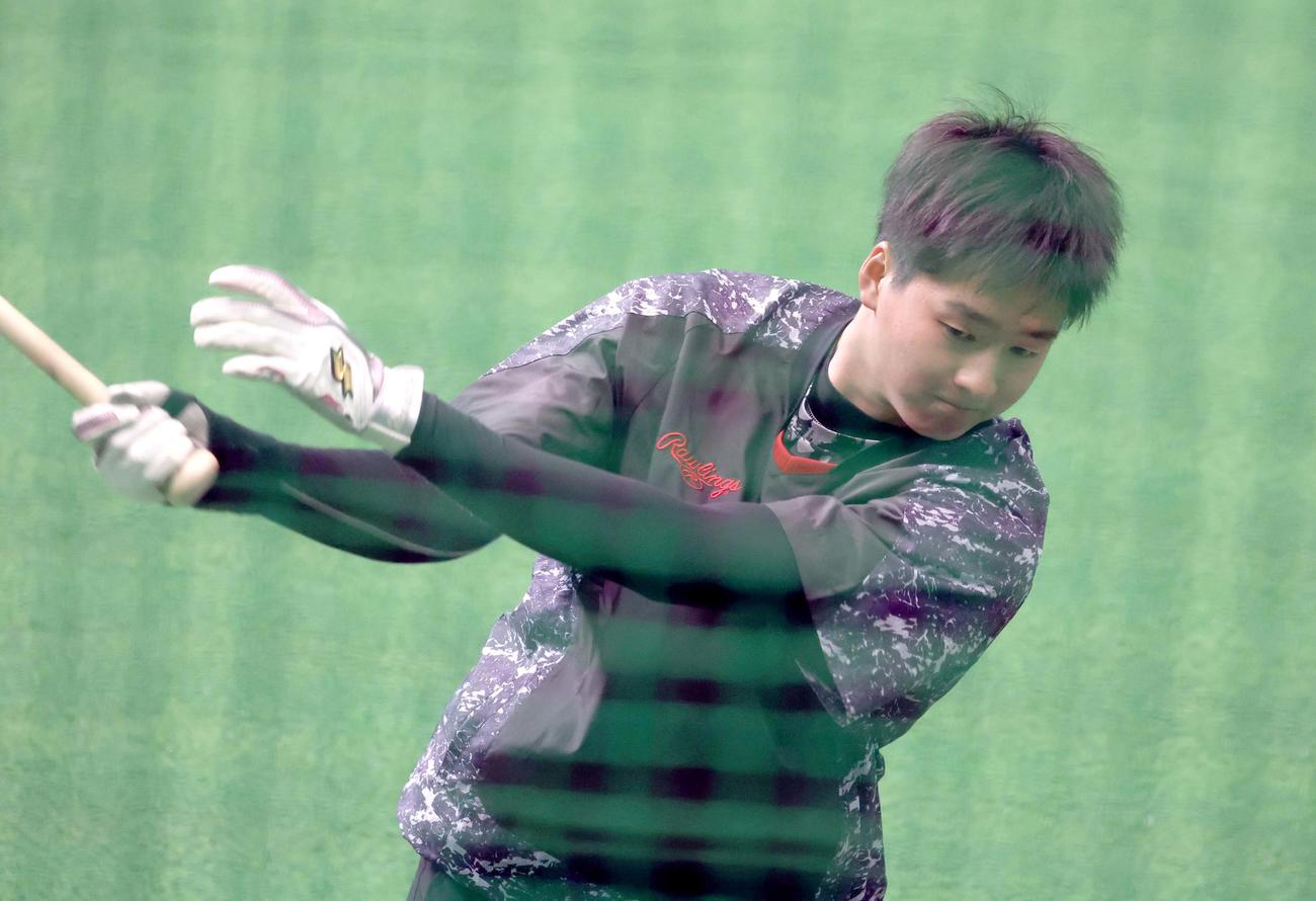 ティー打撃する日本ハム藤田（撮影・黒川智章）