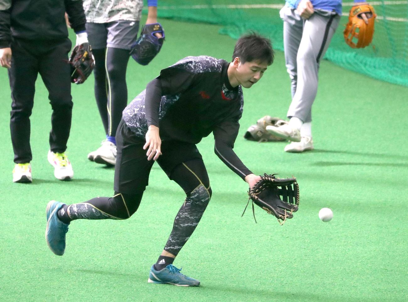 ノックを受ける日本ハム藤田（撮影・黒川智章）