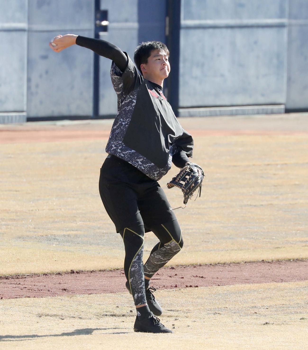 キャッチボールする日本ハム藤田（撮影・黒川智章）