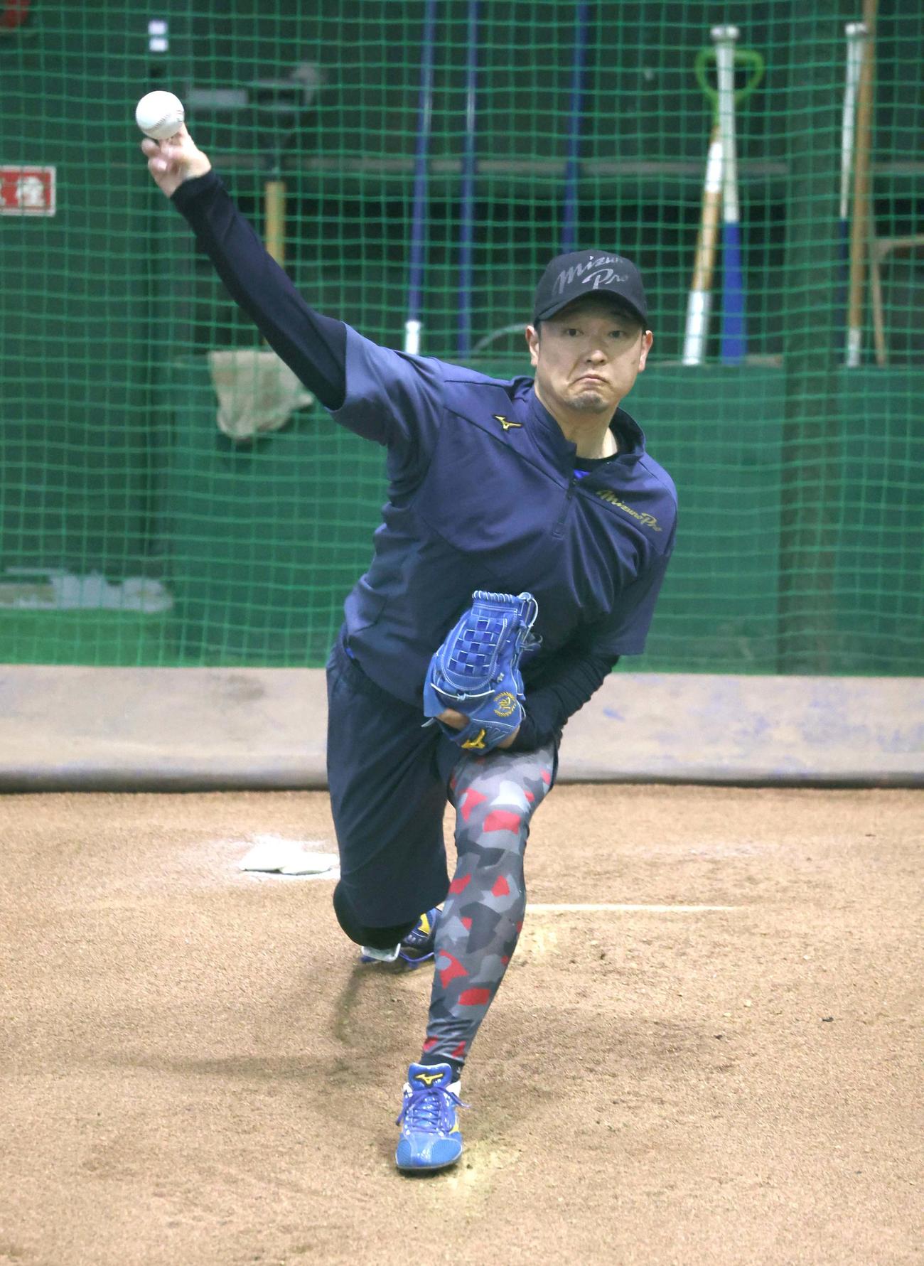ブルペンで投球する日本ハム池田（撮影・黒川智章）