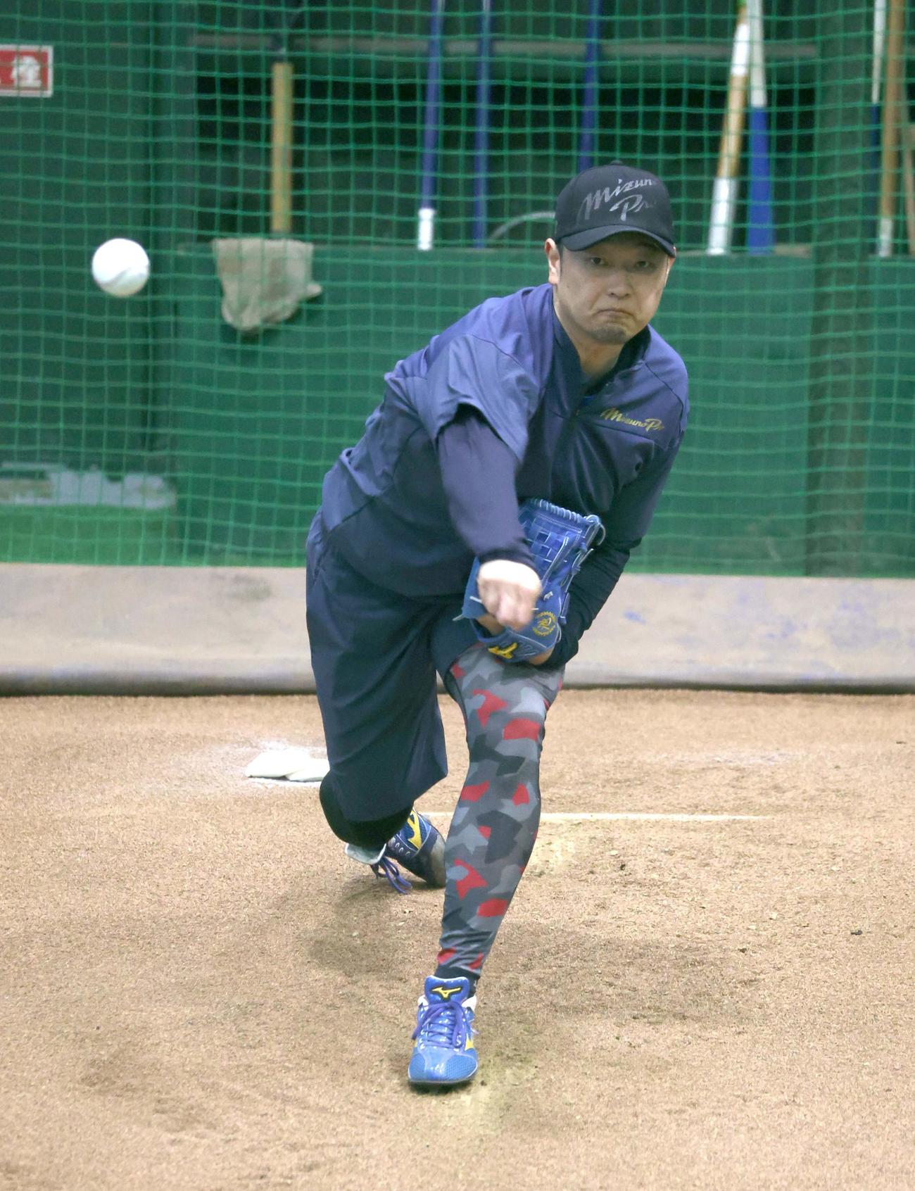 ブルペンで投球する日本ハム池田（撮影・黒川智章）