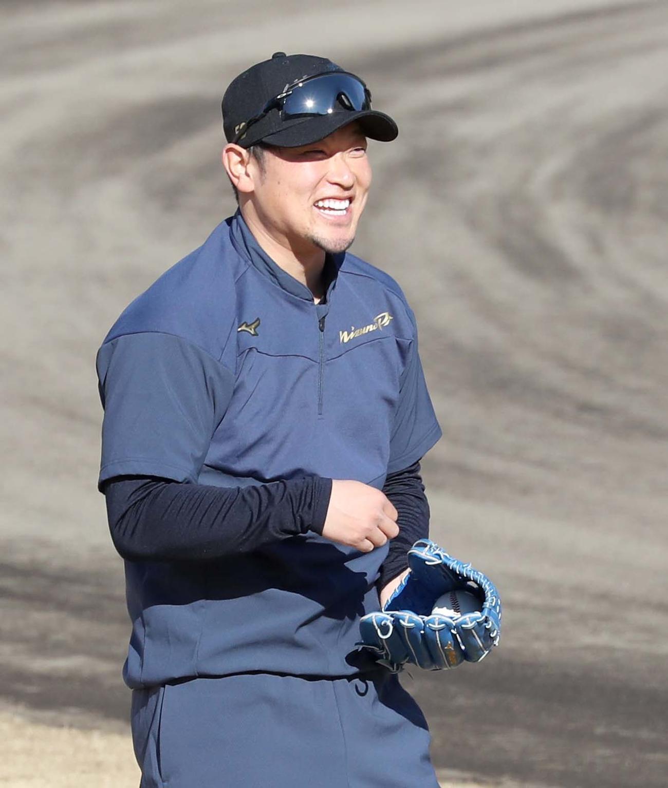 笑顔でキャッチボールする日本ハム池田（撮影・黒川智章）