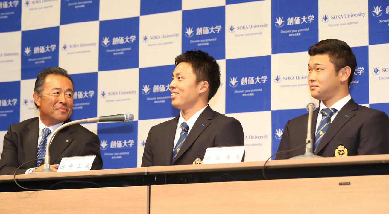 2016年10月　5球団競合でソフトバンクが入札し笑みを浮かべる創価大・田中正義（中央）。左は岸雅司監督、右は池田隆英