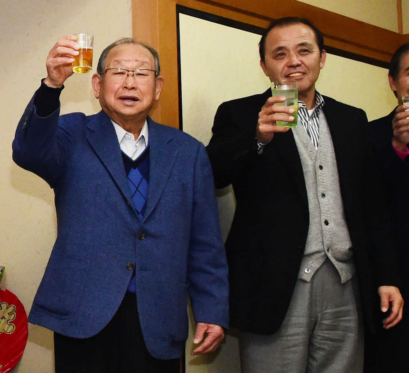 15年1月、天地会で乾杯する吉田氏（左）と岡田氏