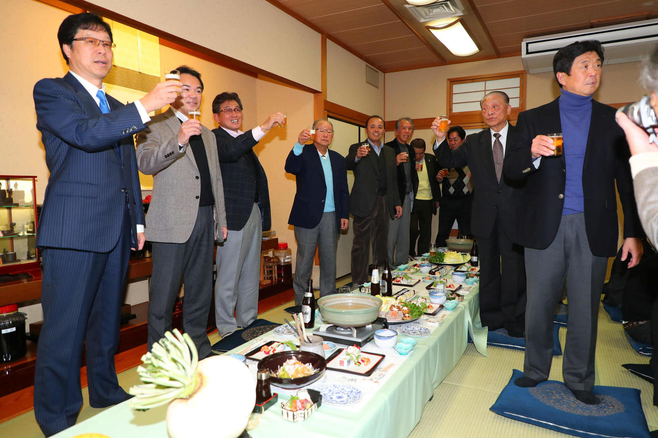 18年、会合で乾杯する天地会メンバー。左から南球団顧問、和田TA、真弓氏、吉田氏、岡田氏、野村収氏、福間氏、中西氏、藤峯氏、平田チーフコーチ