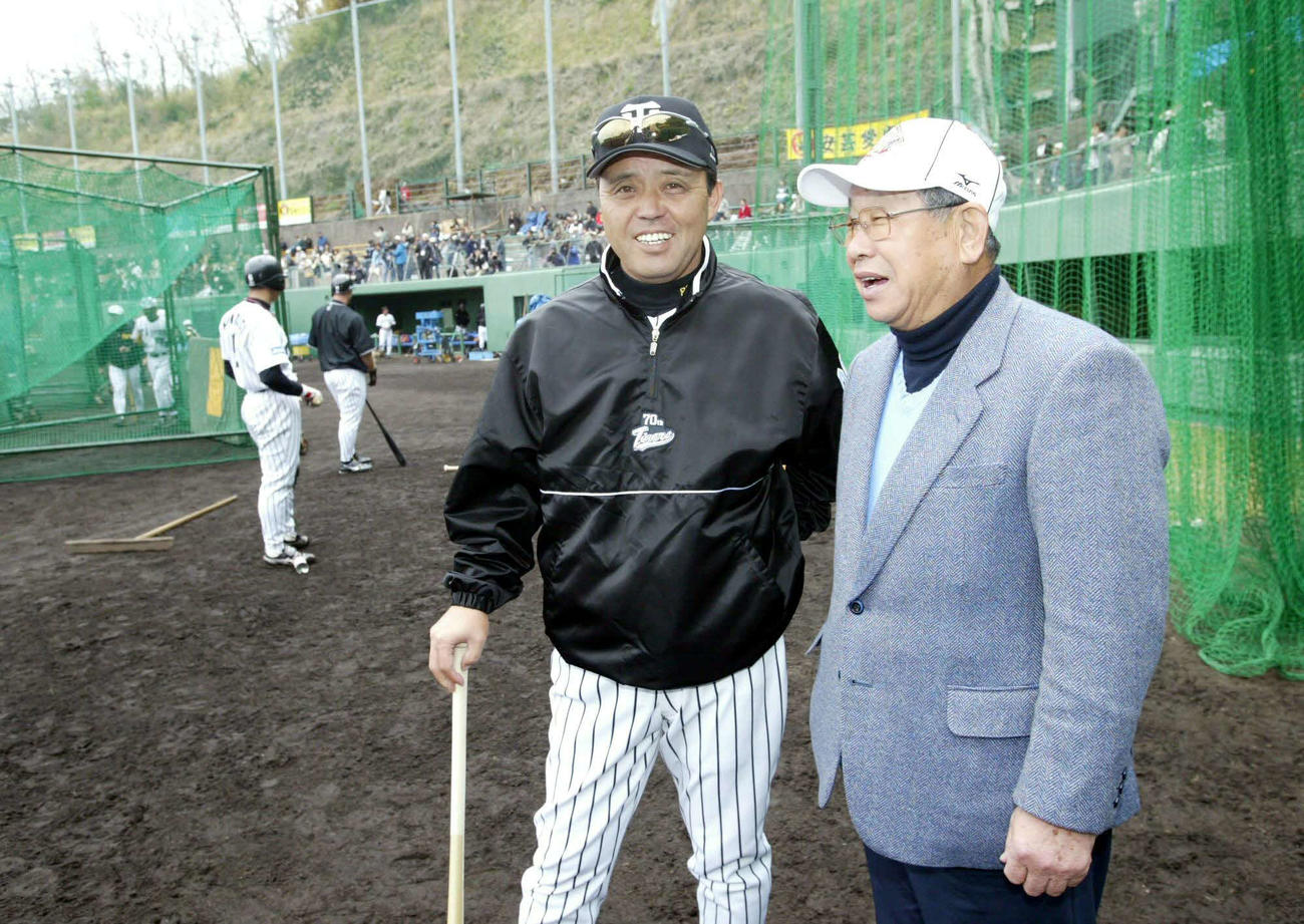 05年阪神春季キャンプ　岡田監督（左）と吉田氏