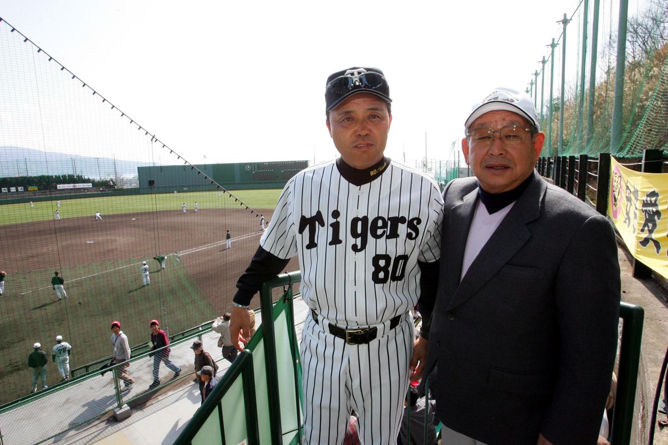 06年阪神春季キャンプ　吉田氏と、今季の戦力を語り合う岡田監督