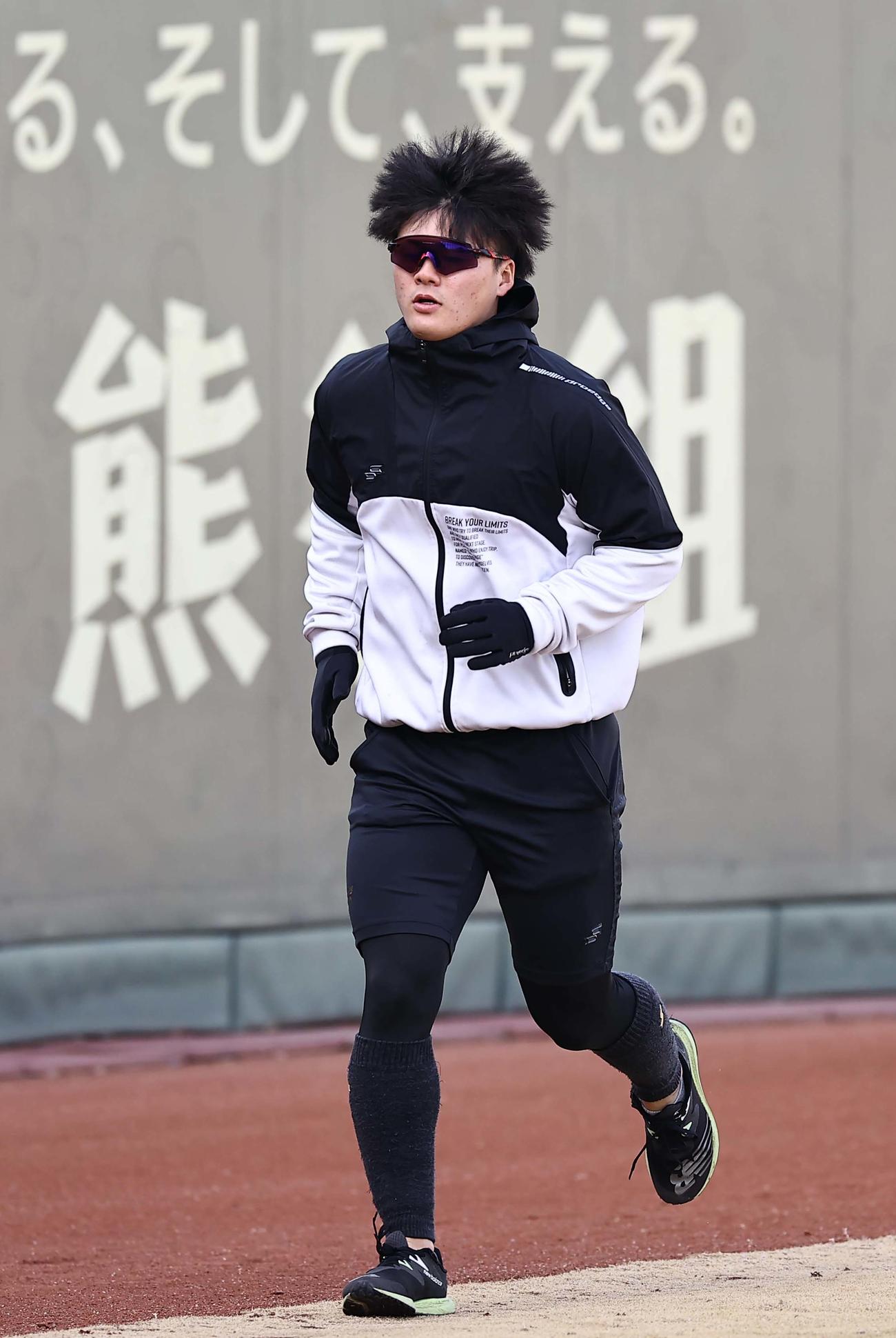 外野をランニングする前川（撮影・上田博志）