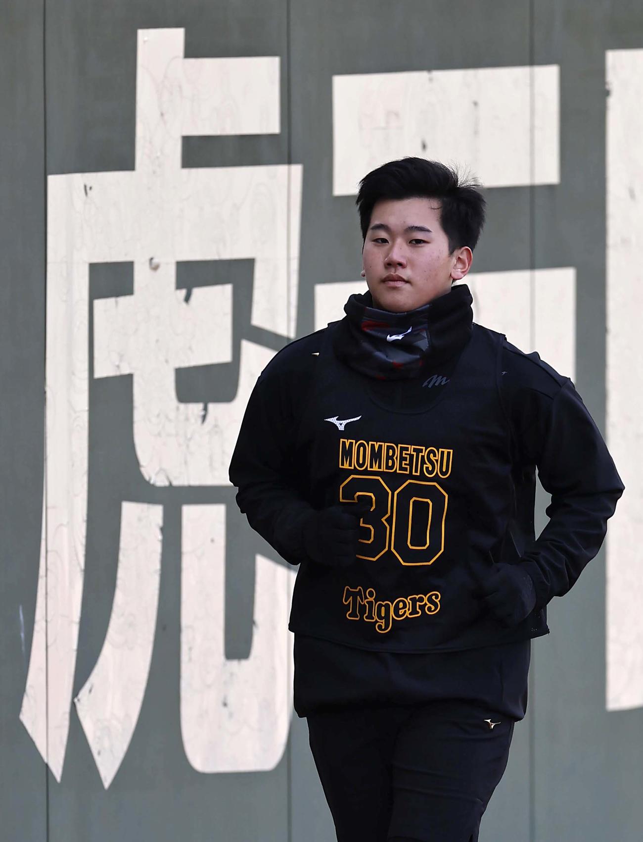 外野をランニングする門別（撮影・上田博志）
