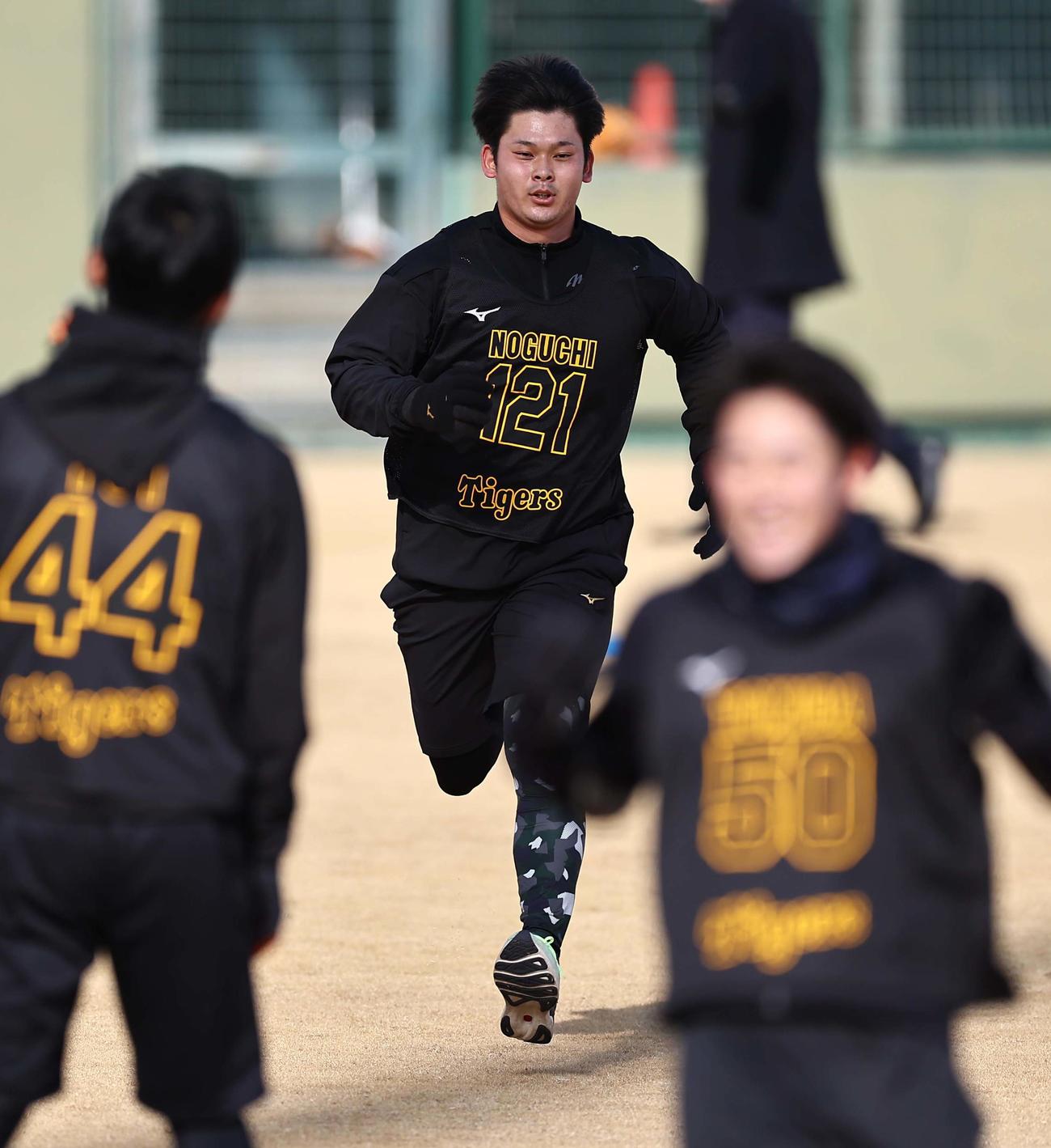 外野をダッシュする野口（撮影・上田博志）