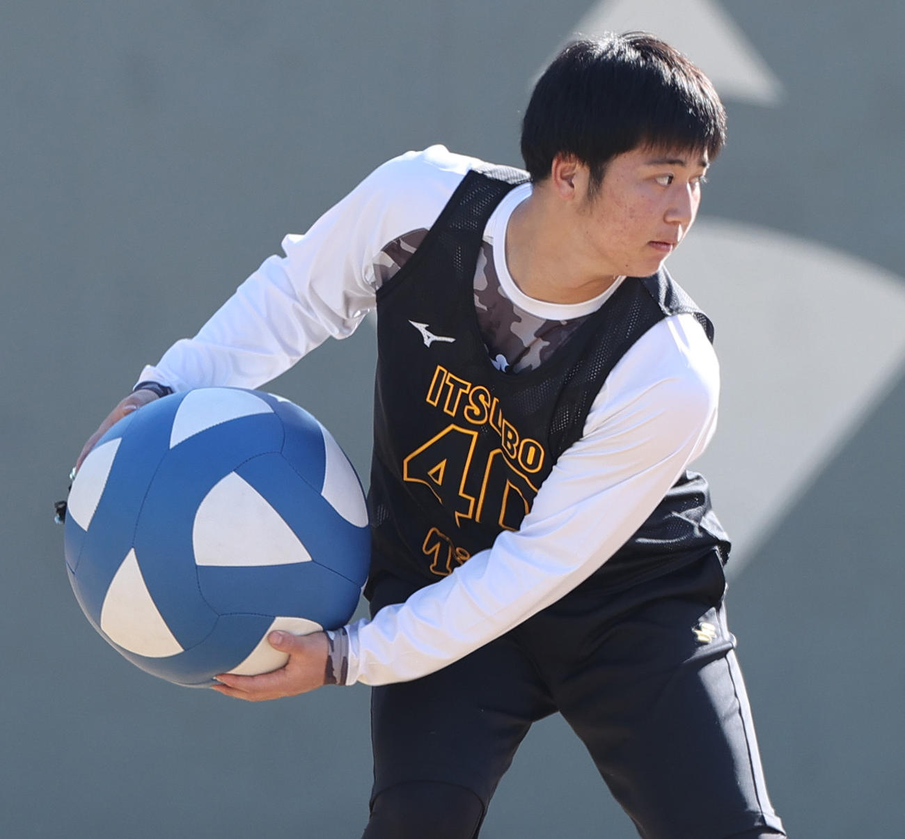 メディシンボールを投げる井坪（撮影・上山淳一）