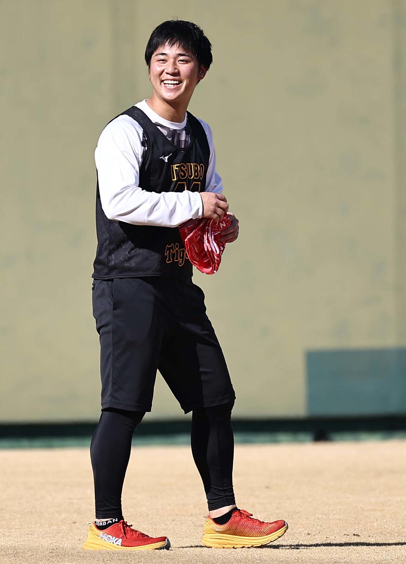 笑顔を見せながら自主トレに励む井坪（撮影・上田博志）