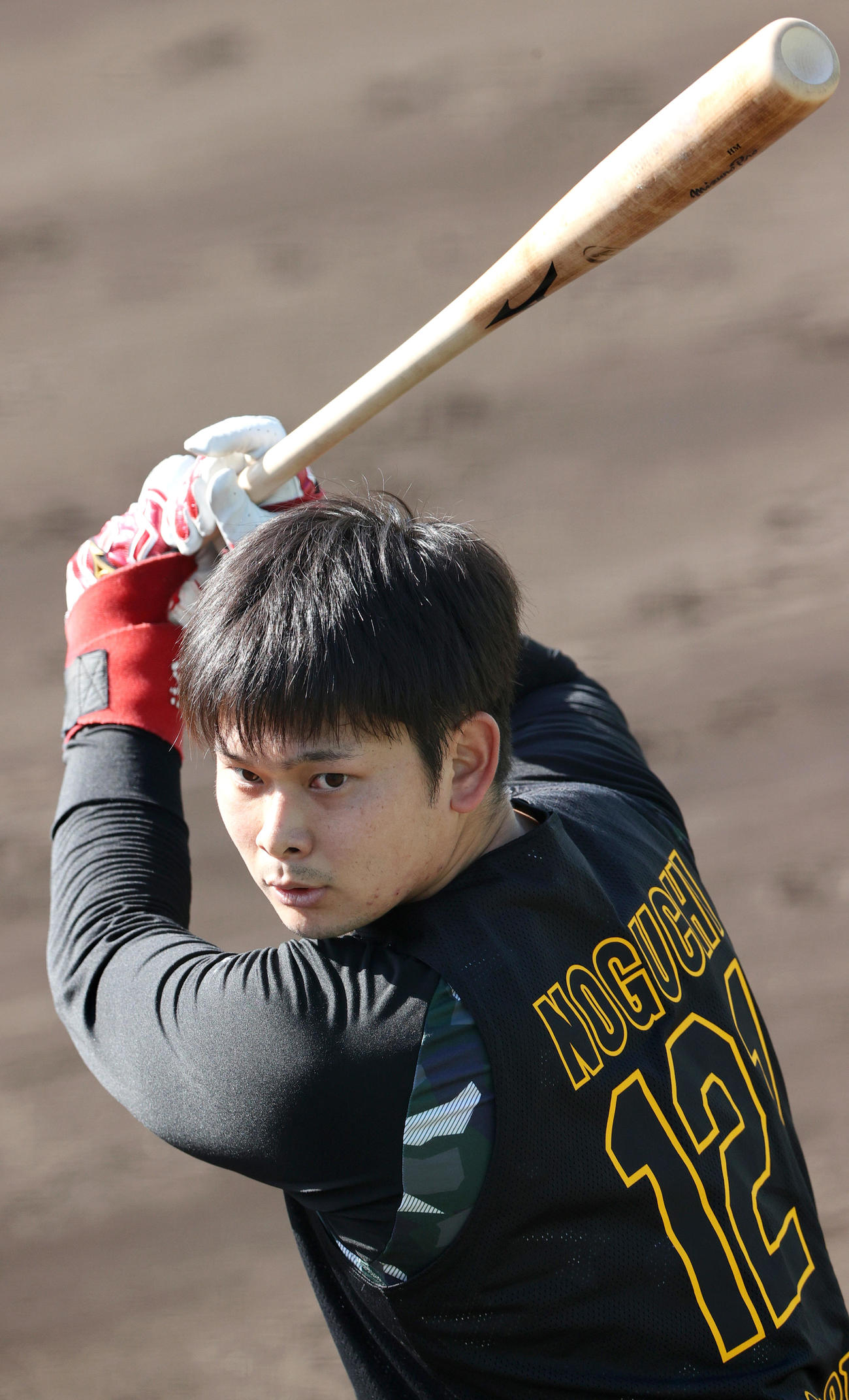 新人合同練習で笑顔を見せる野口（撮影・上山淳一）