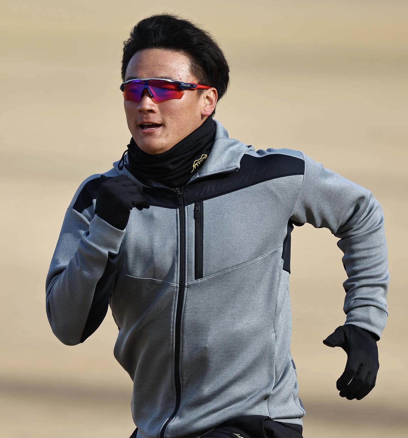 外野をランニングする森木（撮影・上田博志）