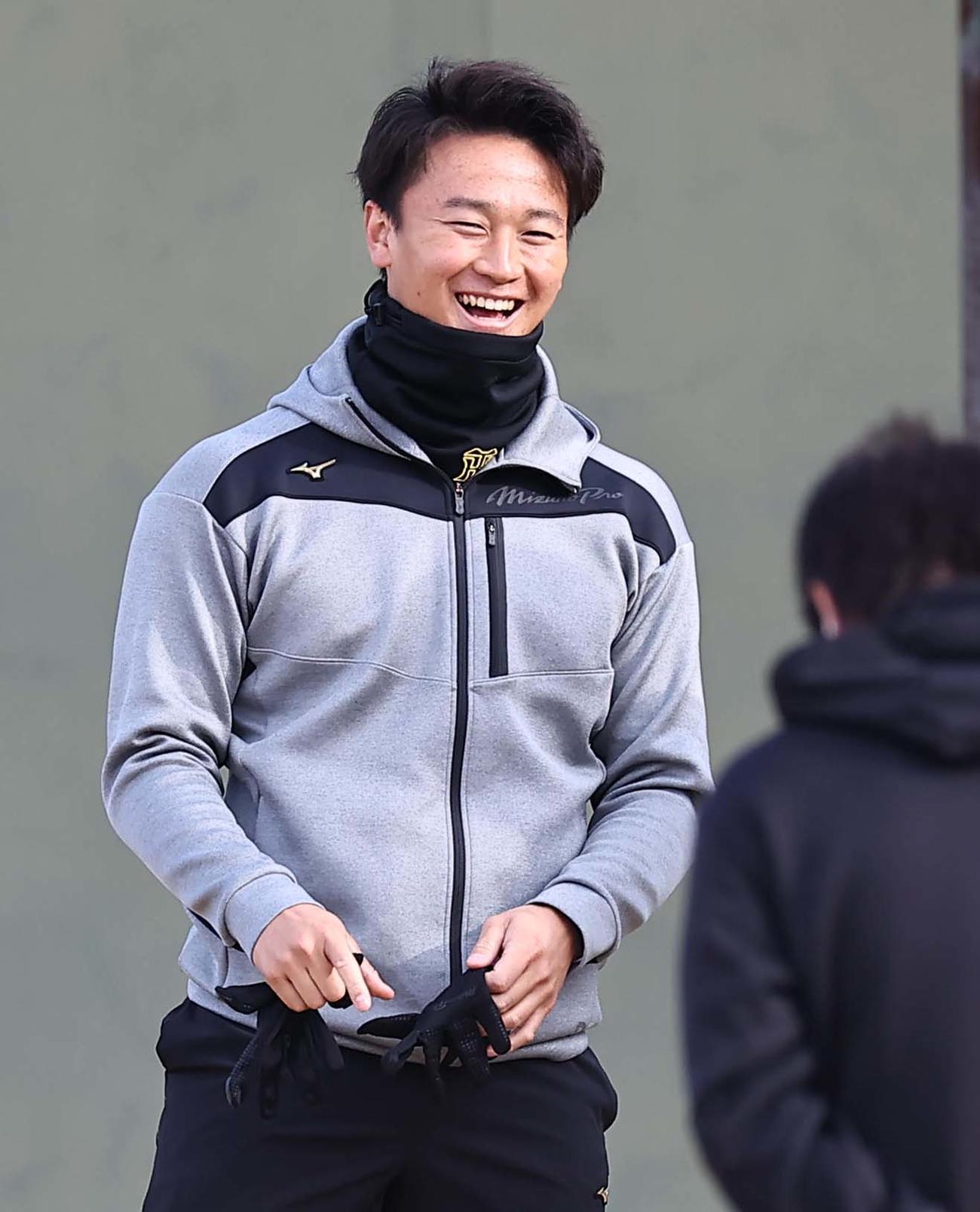 笑顔を見せながら自主トレに励む森木（撮影・上田博志）