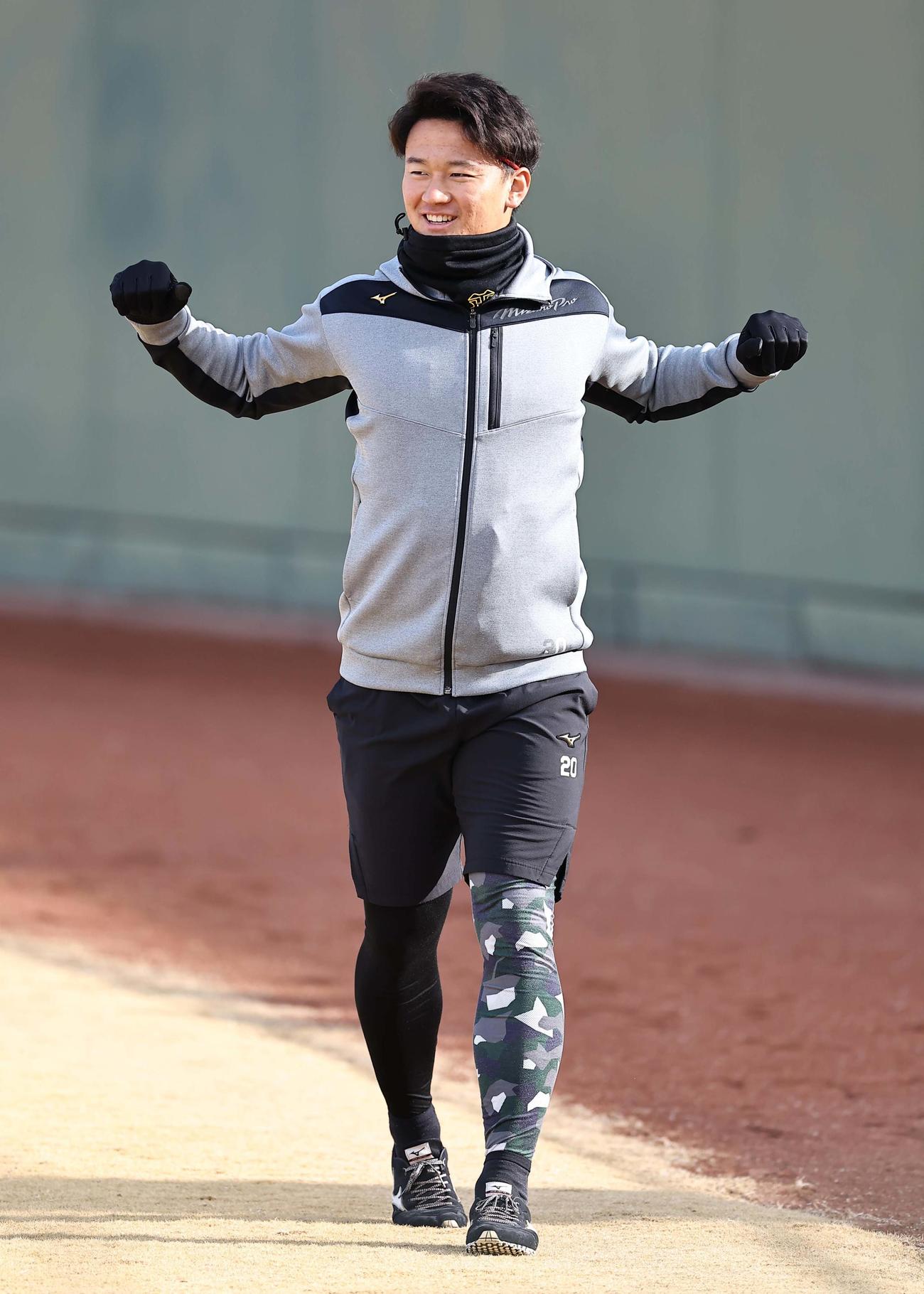 笑顔を見せながら自主トレに励む森木（撮影・上田博志）