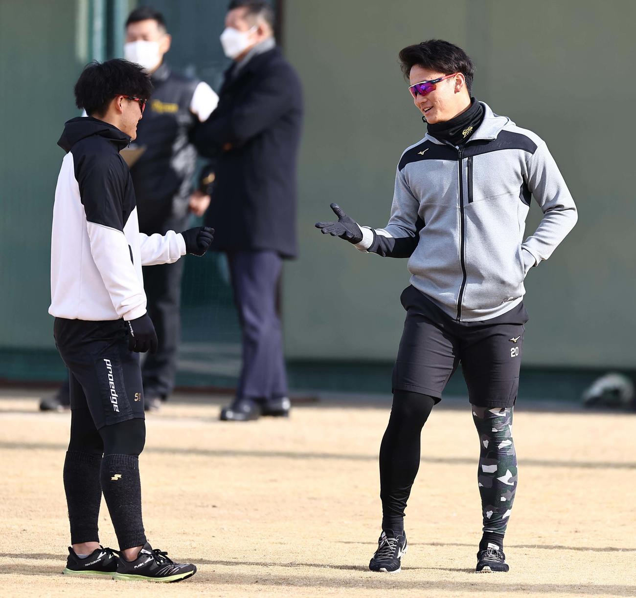 前川（左）とジャンケンをする森木はパーを出して勝利する（撮影・上田博志）