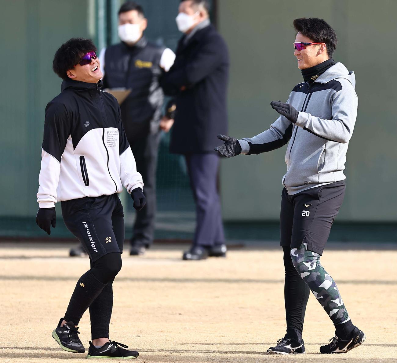 前川（左）とのジャンケン勝負で勝利し笑顔を見せる森木（撮影・上田博志）
