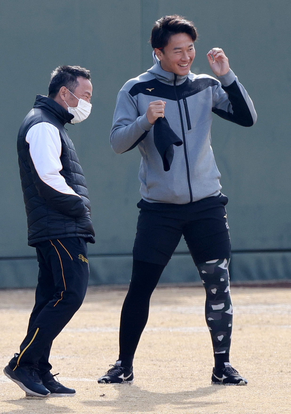 鳴尾浜球場で森木（右）は笑顔を見せる（撮影・上山淳一）