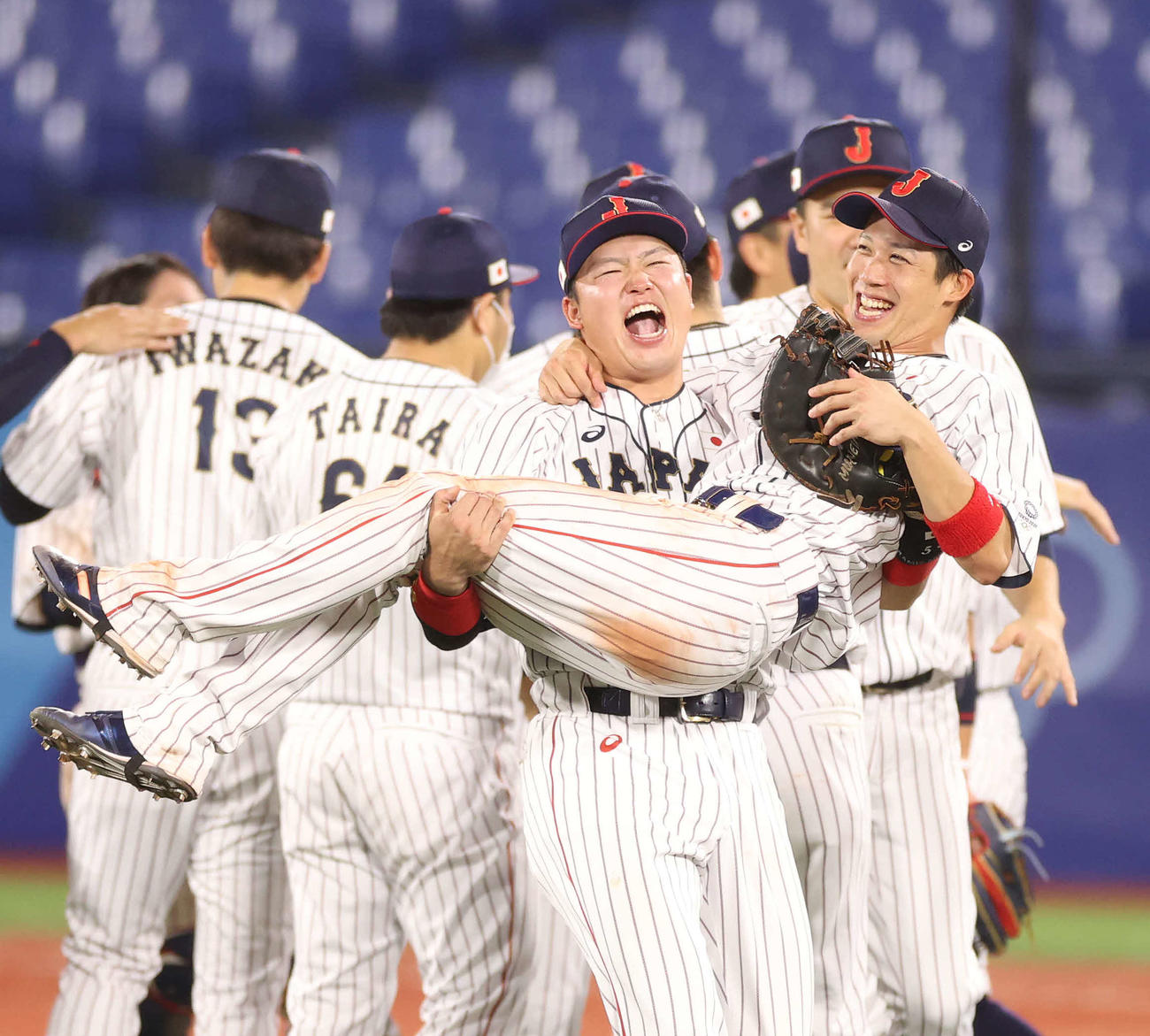 2021年8月7日　東京五輪　野球決勝　米国に勝利し山田哲人（手前）を抱え上げて喜ぶ村上宗隆
