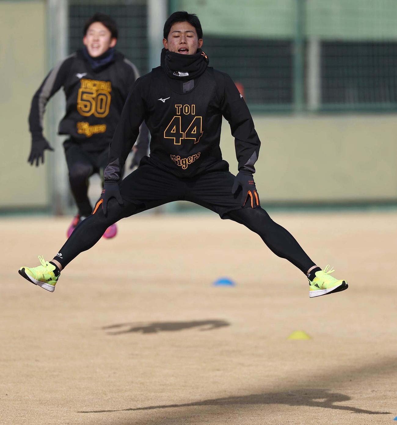 阪神新人合同自主トレでジャンプする戸井（撮影・上田博志）