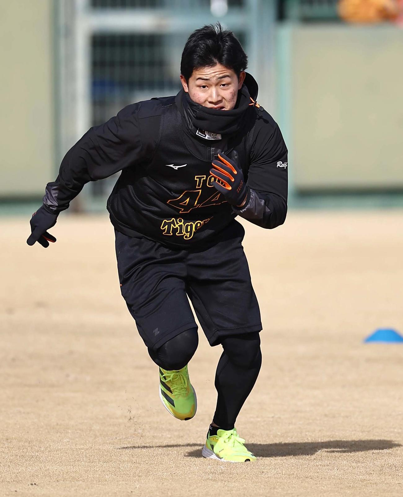 外野をダッシュする戸井（撮影・上田博志）