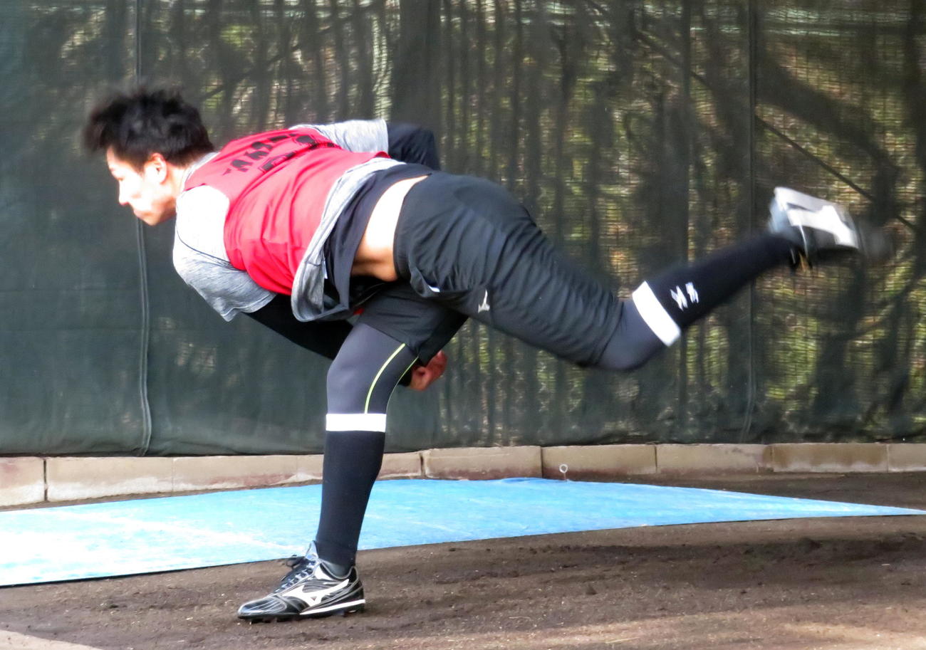 ロッテ新人合同自主トレで豪快な投球フォームを披露する高野（撮影・鎌田直秀）