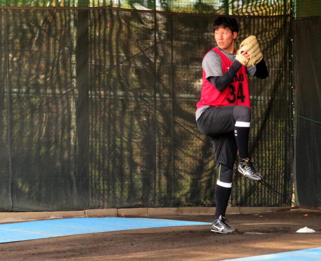 ロッテ新人合同自主トレでブルペンで21球を投げた高野（撮影・鎌田直秀）