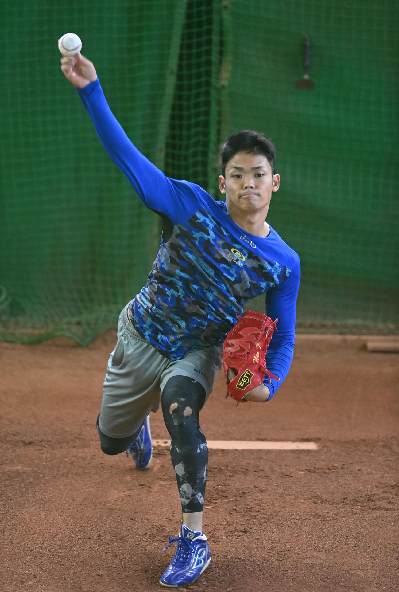 ブルペンで投球練習をする根尾（撮影・森本幸一）