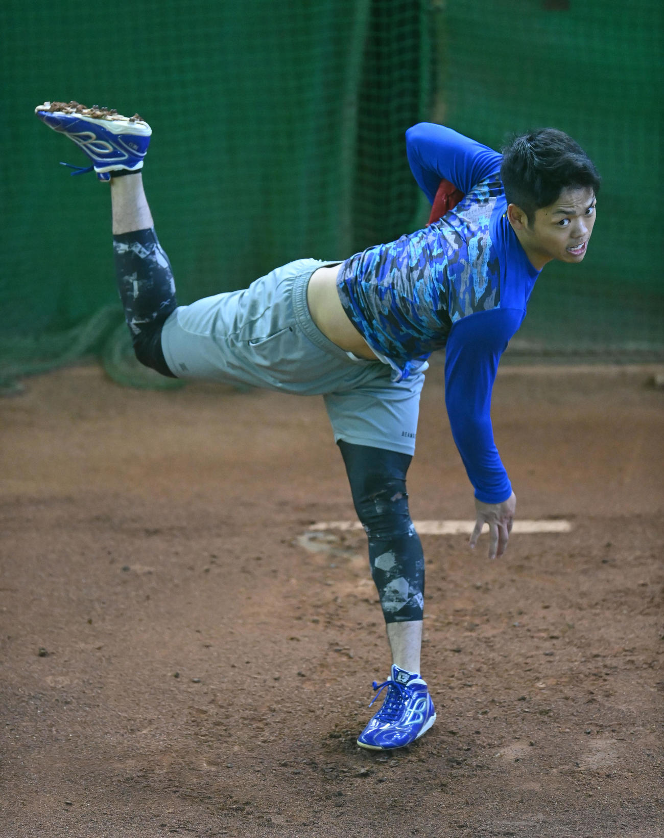 ブルペンで投球練習をする根尾（撮影・森本幸一）