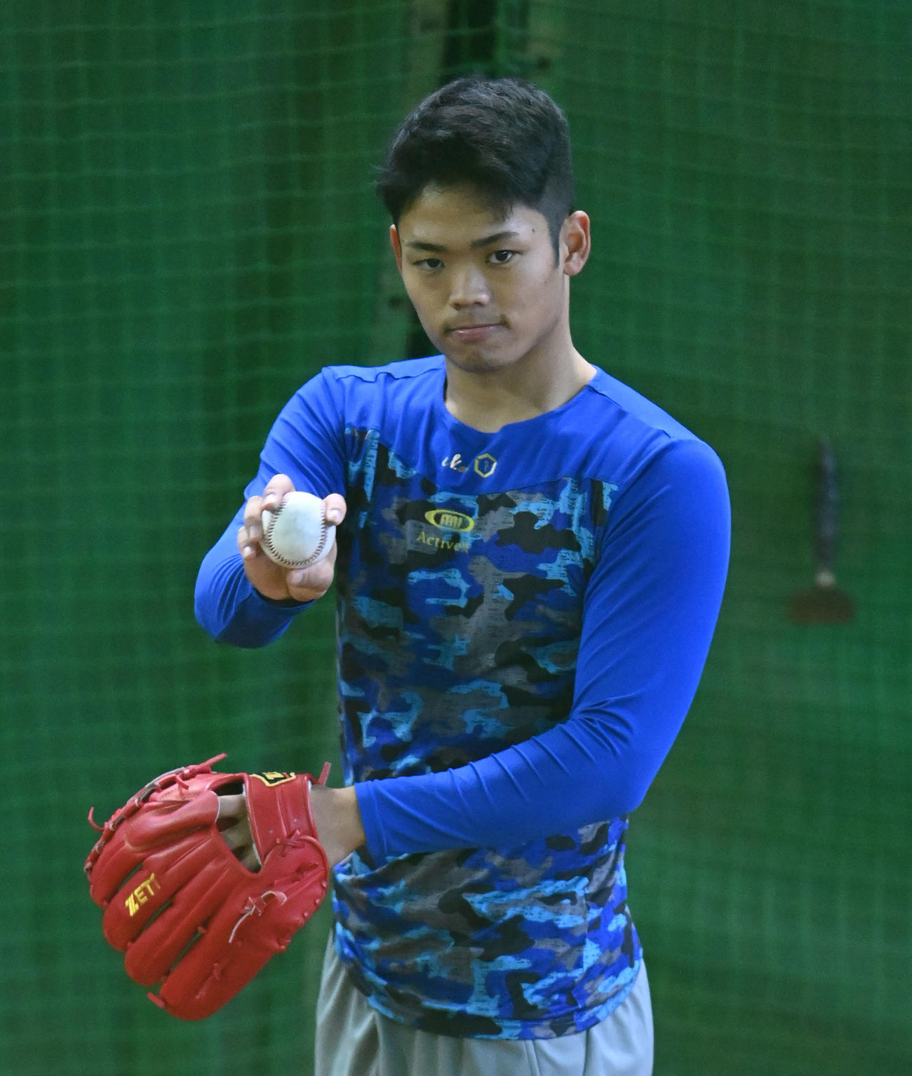 ブルペンで投球練習をする根尾（撮影・森本幸一）