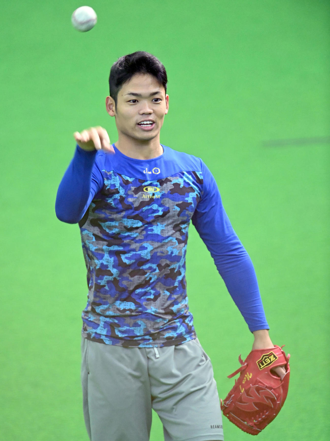 キャッチボールをする松葉（撮影・森本幸一）