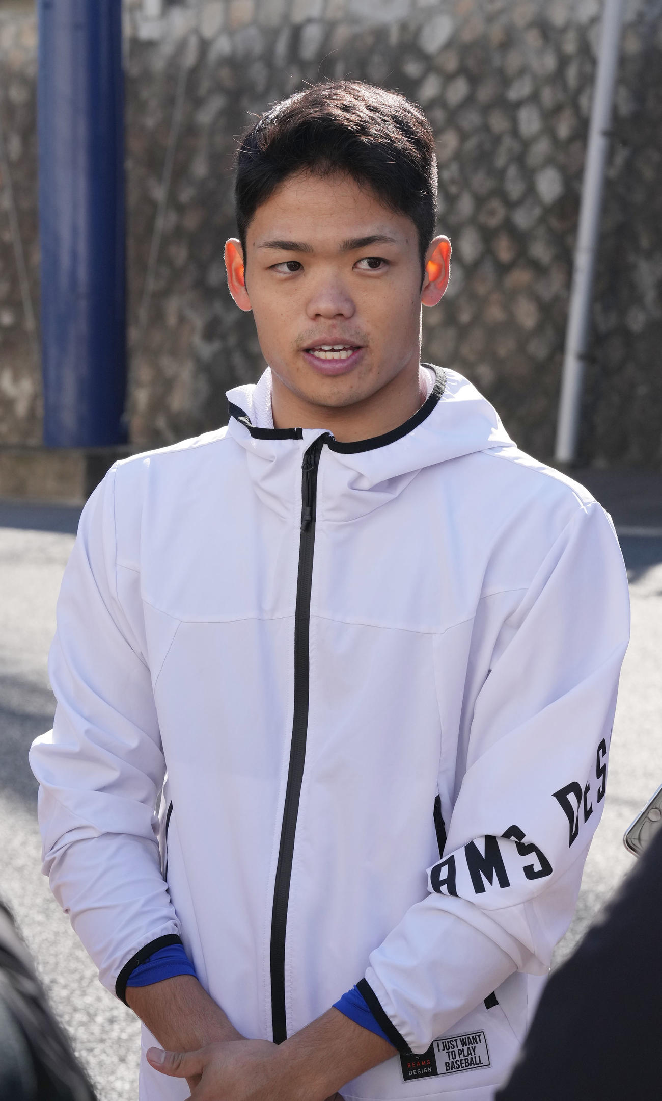 取材に応じる根尾（撮影・森本幸一）