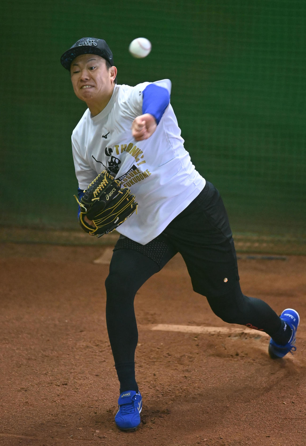 ブルペンで投球練習をする松葉（撮影・森本幸一）