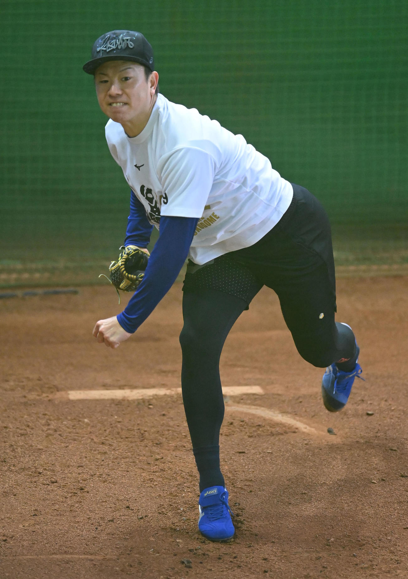 ブルペンで投球練習をする松葉（撮影・森本幸一）
