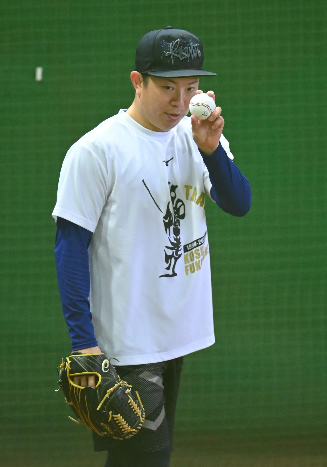 ブルペンで投球練習をする松葉（撮影・森本幸一）