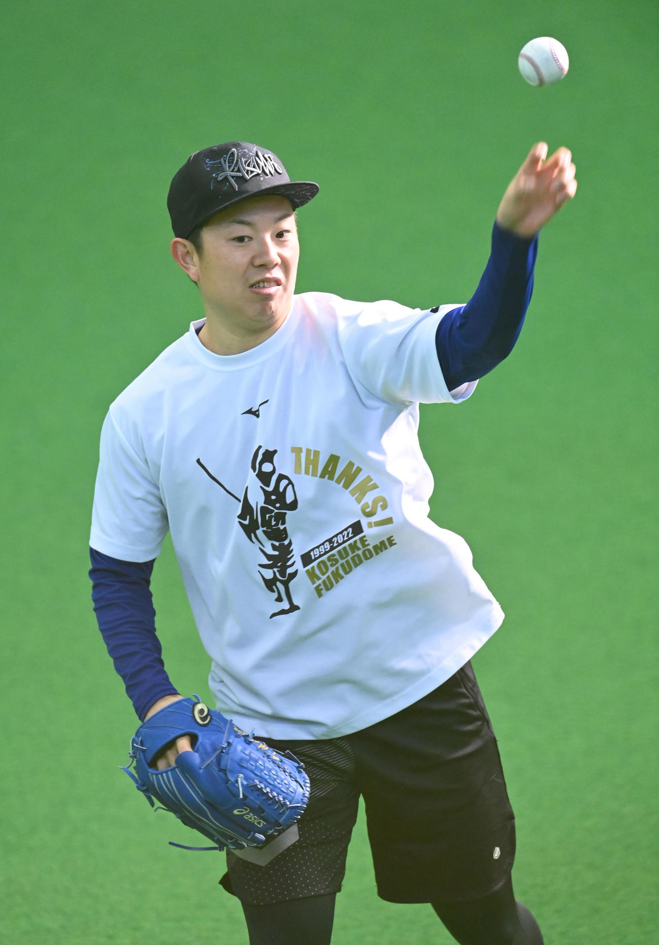 キャッチボールをする松葉（撮影・森本幸一）
