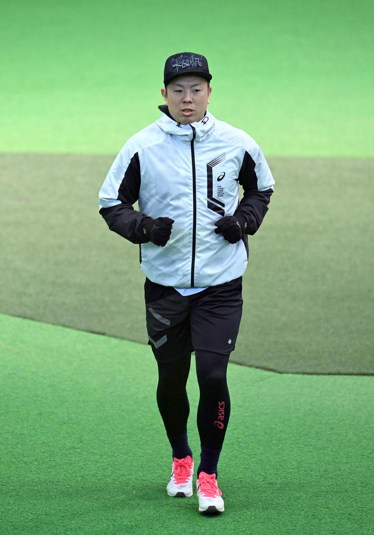 ランニングをする松葉（撮影・森本幸一）