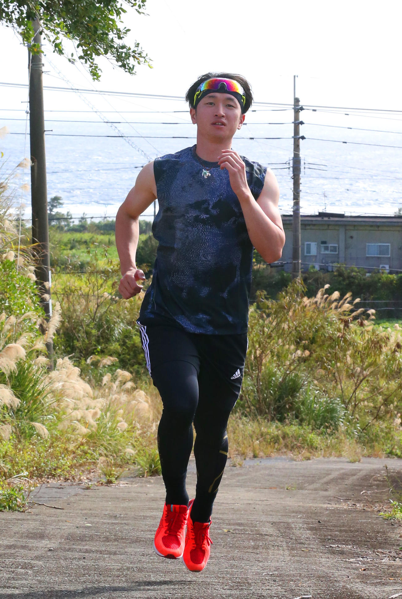 沖永良部島の坂道をダッシュする近本（撮影・屋方直哉）