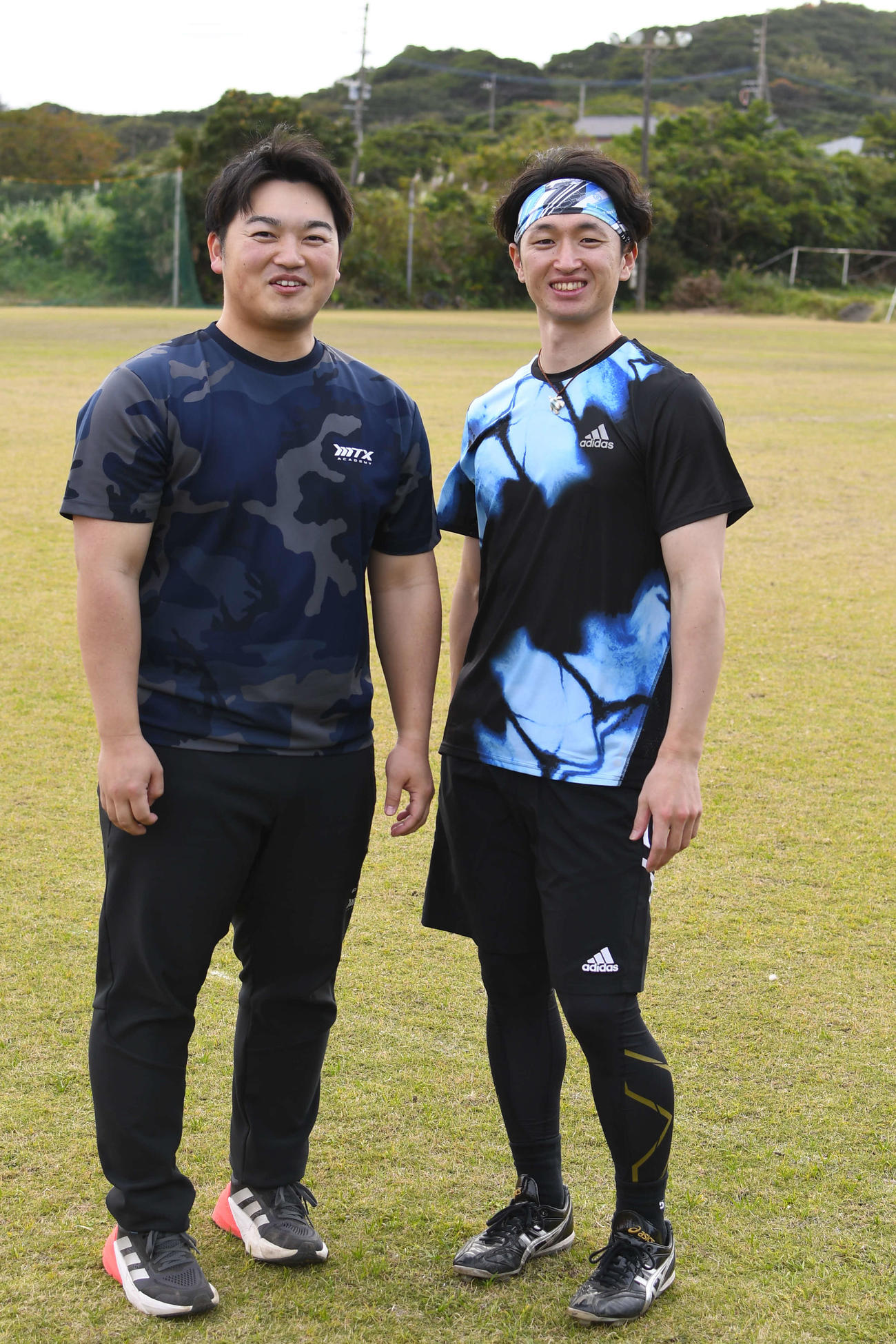 阪神近本（右）の個人トレーナーで沖永良部島自主トレをサポートする植松弘樹さん（撮影・中野椋）