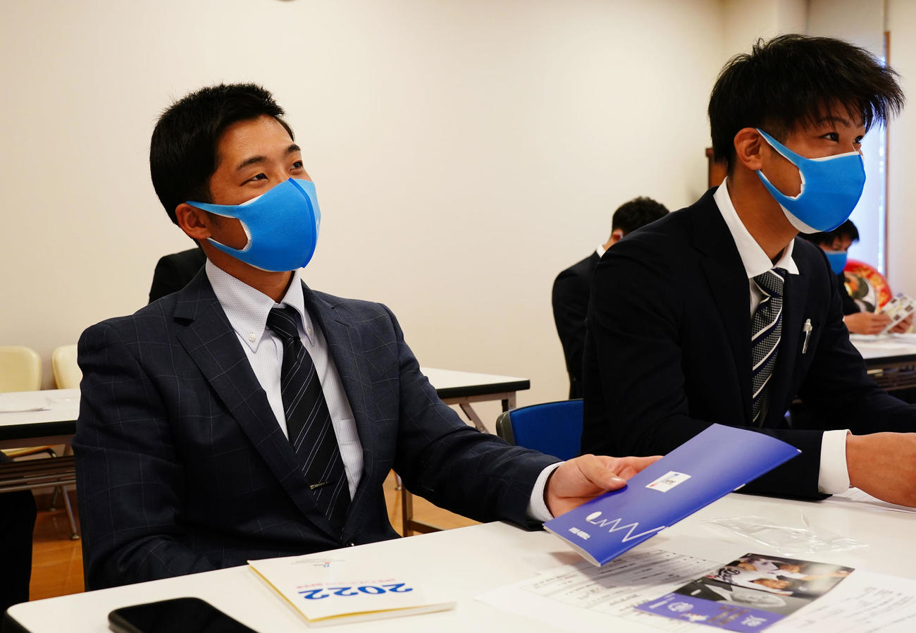 新人研修の席に着く（左から）田中、浜（中日ドラゴンズ球団提供）
